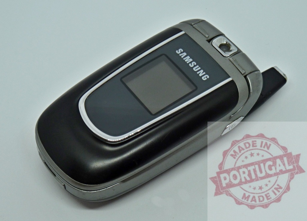 Samsung flip phone laying on white background | Closed Samsung flip phone with external display laying on a white background - Realisiert mit Pictrs.com