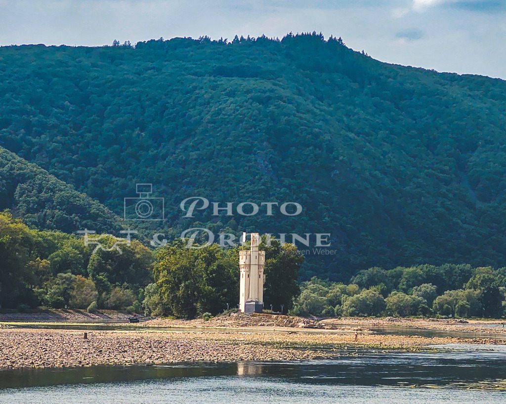Bingen-155546636 | Der Mäuseturm in Bingen am Rhein bei Niedrigwasser . Bei den extremen Niedrigwassern der jüngsten Vergangenheit ware die kleie Insel auf der der Turm steht, zu Fuß zu erreichen. - Realisiert mit Pictrs.com