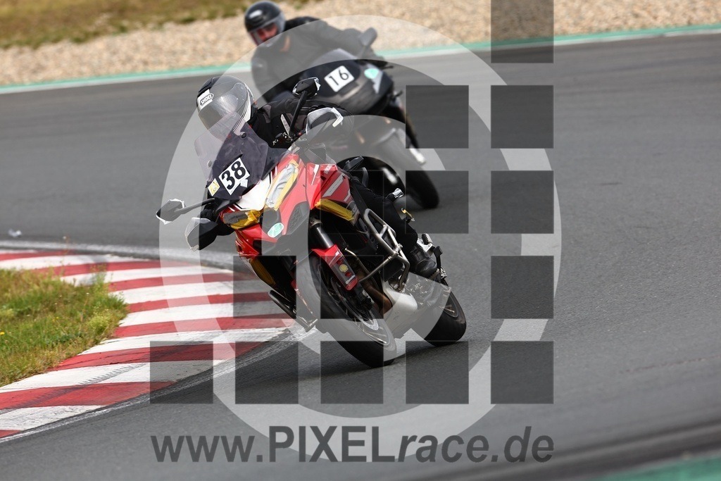 0038-20240909_02470 | Schöne Erinnerungen an spannende Momente - das festzuhalten ist unser Job. PIXELrace.de ist seit 2003 auf den Rennstrecken Europas unterwegs um die Action draußen beim Fahren und die wunderbare Stimmung imm Fahrerlager für euch einzufangen.