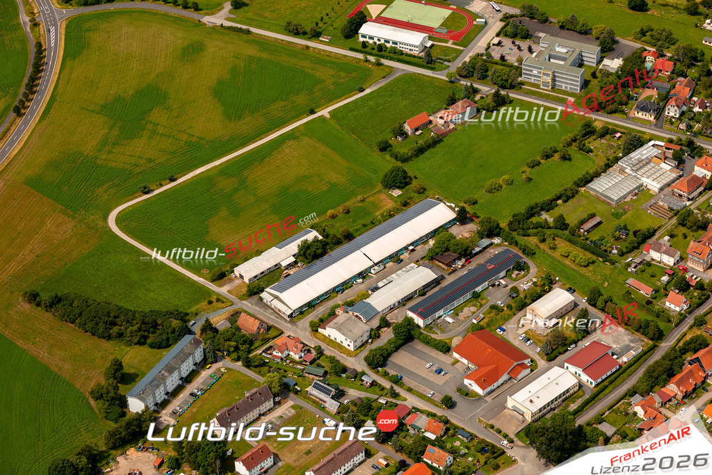 Das Luftbild zeigt :  Heldburg - Die Luftaufnahme wurde 2024 vom UL-Flugzeug aus erstellt ( keine Drohne ) - Hochauflösende Luftaufnahme - Für grossformatige Ausdrucke geeignet. Die Geschenkidee !Mit Lizenz und Bildrechte bestellbar