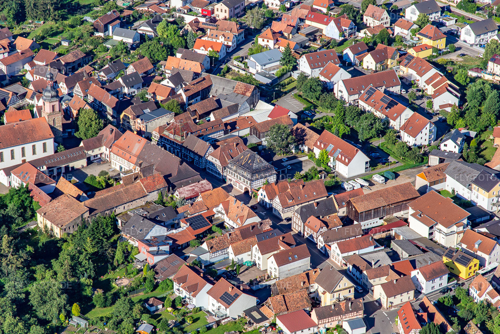 Luftbild: Hauptstraße mit Fachwerkhäusern in Rheinzabern im Bundesland Rheinland-Pfalz in Deutschland. Foto: IMG_142541.jpg vom 09.07.2024 durch Werner Riehm/FLY-FOTO.de