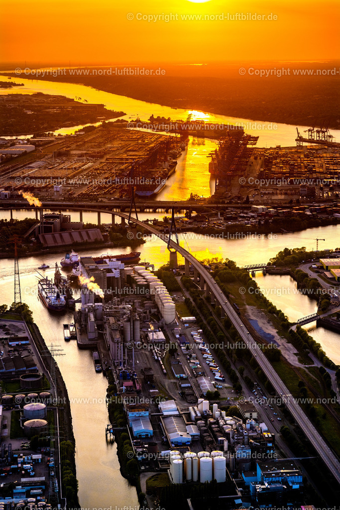Hamburg_Köhlbrandbrücke_Sonnenuntergang_ELS_5161180523 | HAMBURG 18.05.2023 Fluß - Brückenbauwerk einer Schrägseilbrücke " Köhlbrandbrücke " im Sonnenuntergang über dem Rugenberger Hafen im Ortsteil Steinwerder in Hamburg, Deutschland. Weiterführende Informationen bei: Freie und Hansestadt Hamburg Landesbetrieb Straßen, Brücken und Gewässer,  HPA Hamburg Port Authority,  Ingenieurbüro GRASSL GmbH. // River bridge structure of a cable-stayed bridge "Koehlbrandbruecke" in the sunset over the Rugenberg harbor in the Steinwerder district in Hamburg, Germany. Further information at: Freie und Hansestadt Hamburg Landesbetrieb Strassen, Bruecken und Gewaesser,  HPA Hamburg Port Authority,  Ingenieurbuero GRASSL GmbH. Foto: Martin Elsen