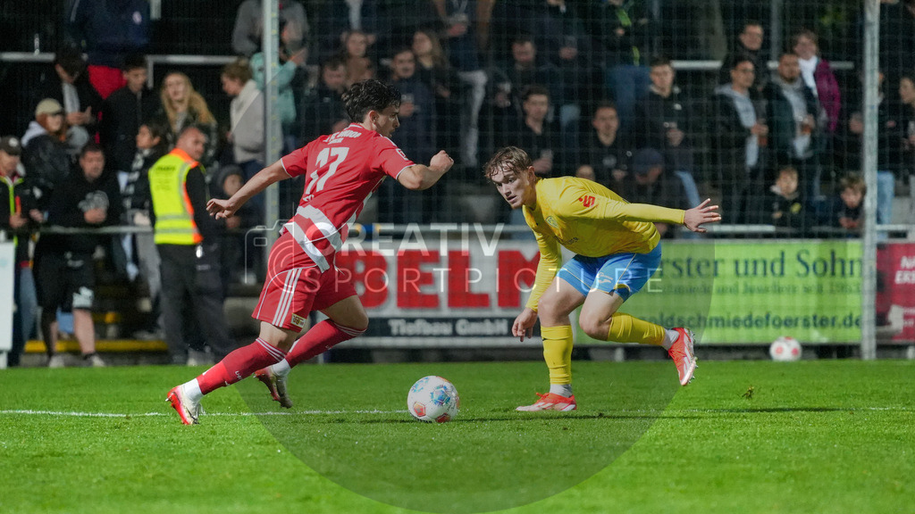 Fußball, Herren, Saison 2025/2026, Testspiel, Freundschaftsspiel, FSV 63 Luckenwalde vs. 1.FC Union Berlin, Mittwoch 08.10.2025, Werner-Seelenbinder-Stadion Luckenwalde, | Fußball, Herren, Saison 2025/2026, Testspiel, Freundschaftsspiel, FSV 63 Luckenwalde vs. 1.FC Union Berlin, Mittwoch 08.10.2025, Werner-Seelenbinder-Stadion Luckenwalde, Im Bild: David Preu (l. Union) und Remo Merke (r. Luckenwalde) - Realisiert mit Pictrs.com