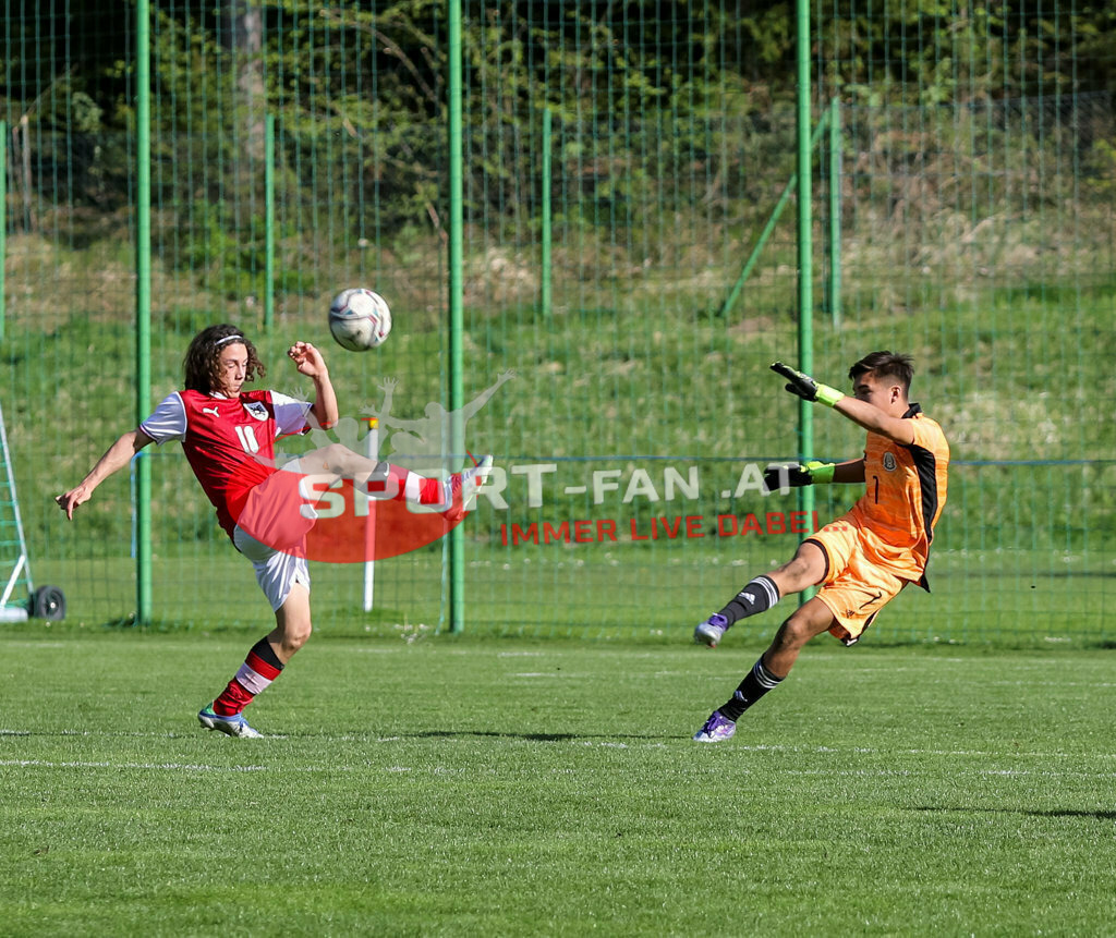 AUSTRIA U15 - MEXICO U15 | FABIAN SILBER (Austria #10) Cristo Navarete (Mexico #1) ; AUSTRIA U15 - MEXICO U15 am 29.04.2022 in Arnoldstein
(Sportplatz), AUSTRIA, (Photo by Ernst Krawagner sport-fan.at) - Realisiert mit Pictrs.com