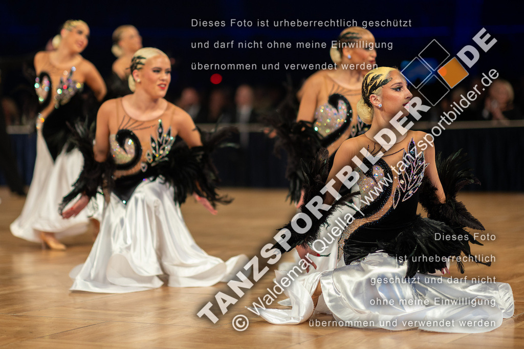 20251206-02890 | Hier finden Sie Tanz Bilder vom Latein und Standard Formationen tanzen. Sportbilder vom Tanzsport. Schöne Fotos und von Weltmeisterschaft, Europameisterschaft, Bundesliga, Regionalliga, Oberliga und Landesliga sowie von GOC Stuttgart, DanceComp, WM Bremen