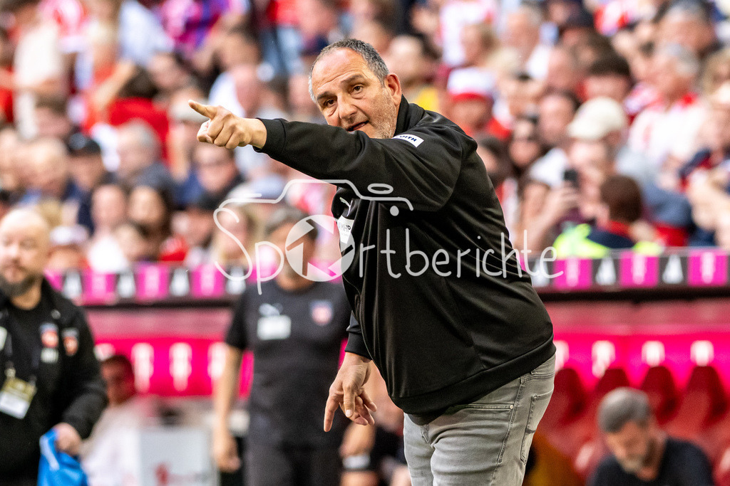 FC Bayern München - 1. FC Heidenheim | MUNICH, GERMANY - 02. MAI: im Bild  Frank SCHMIDT Trainer 1. FC Heidenheim / Einzelfoto / Freisteller während dem Bundesligamatch zwischen dem FC Bayern München und dem 1. FC Heidenheim am 32. Spieltag in der Allianz Arena / DFL REGULATIONS PROHIBIT ANY USE OF PHOTOGRAPHS AS IMAGE SEQUENCES AND/OR QUASI-VIDEO