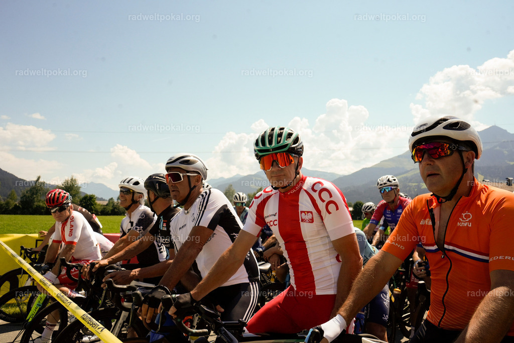 319_20230817_Bewerb_Maenner_Muehlanger | AUT - OESTERREICH, 2023-08-16: SPORT RENNRAD-FAHREN - 55. INTERNATIONALER RADWELTPOKAL IN ST. JOHANN IN TIROL  - Vintage-Radrennen mit WM-Bronze-Medaillen-Siegerin Christina Schweinberger, den Teilnehmer und Alexander Baumann (vom Orginastions-Team) - TAG 2 BEWERB MAENNER IN SECHS GRUPPEN  ; Foto: Roland Muehlanger