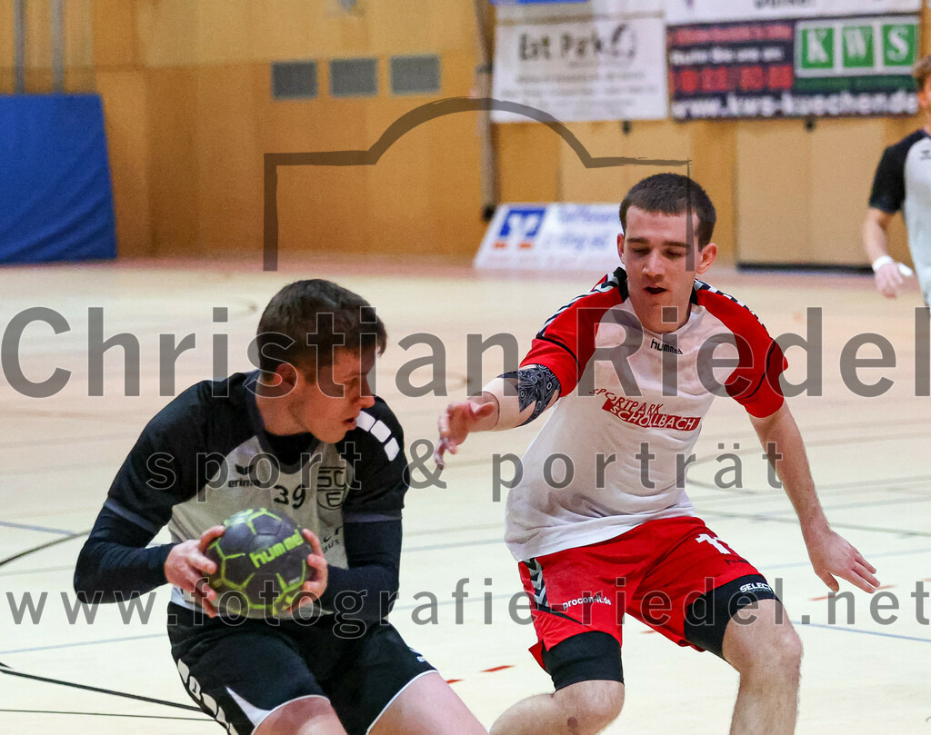 2023-01-21_041_SpVgg_Altenerding_gegen_SC_Eching | Erding, Deutschland, 21.01.2023:
Handball, Bezirksoberliga Männer 2022 / 2023, 12. Spieltag, SpVgg Altenerding gegen SC Eching, Endergebnis: 29:34

Christoph Weilbach (SC Eching, #39), Joseph Wyhnalek (SpVgg Altenerding, #11)

Foto: Christian Riedel / fotografie-riedel.net
