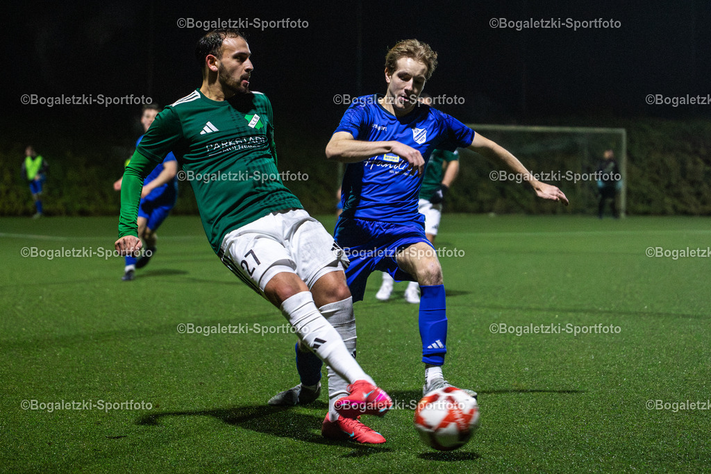 Kreispokal DU/MH/DIN, Achtelfinale, TuS Mündelheim - VfB Speldorf, Duisburg, Germany | 16.01.2026, Fussball, Kreispokal DU/MH/DIN, TuS Mündelheim - VfB Speldorf: Karim El Moumen (VfB Speldorf #27) spielt einen Pass bevor Laurenz Deck (TuS Mündelheim #4) ihn erreicht - Realisiert mit Pictrs.com