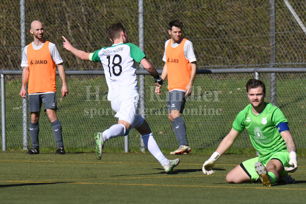 SpVgg GW Deggendorf : SV Hofkirchen | Matthias Schaefer (SpVgg GW Deggendorf #18) dreht nach dem 2:0 ab - Realisiert mit Pictrs.com