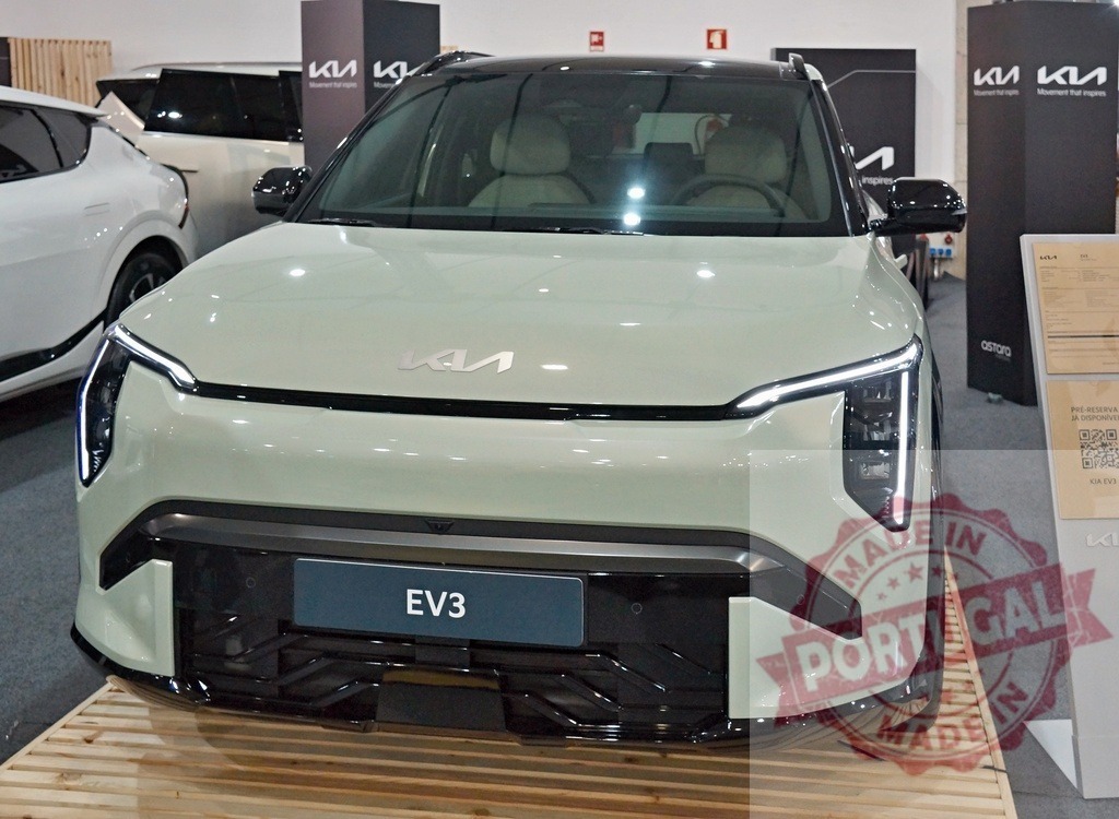 Kia EV3 electric SUV front view at car show | Kia EV3 electric SUV on display at an automotive showroom - Realisiert mit Pictrs.com