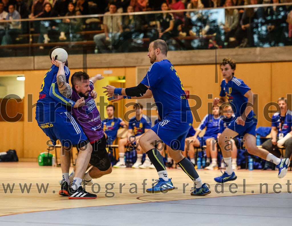 2024-10-13_024_SpVgg_Altenerding_gegen_SSG_Metten | Erding, Deutschland, 13.10.2024:Handball, Bezirksoberliga Männer 2024 / 2025, 4. Spieltag, SpVgg Altenerding gegen SSG Metten, Endergebnis: 40:22Jan Matousik (SSG Metten, #3), Sebastian Forster (SpVgg Altenerding, #13), Karel Kveton (SSG Metten, #2)Foto: Christian Riedel / fotografie-riedel.net
