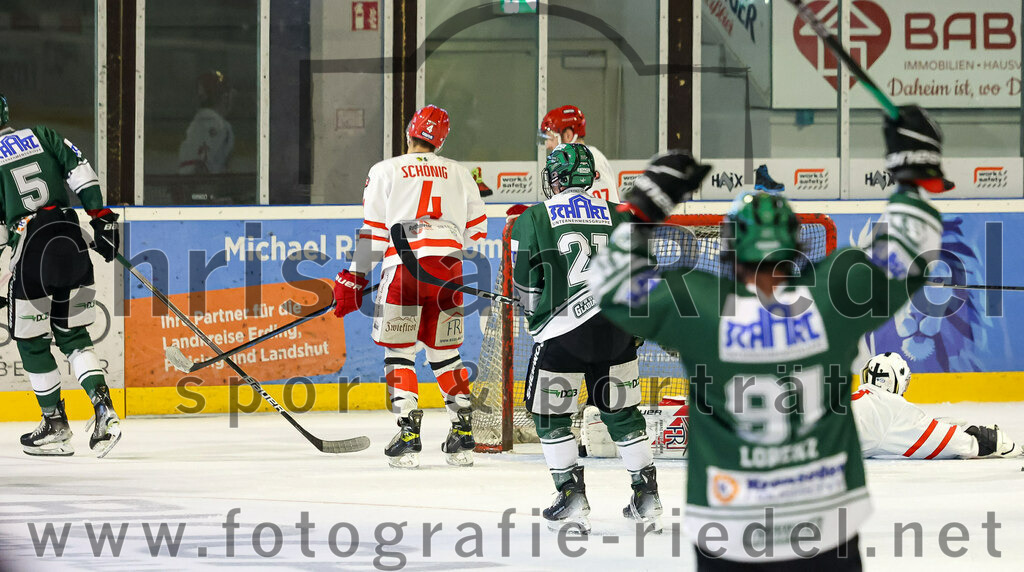 2023-09-10_125_TSV_Erding_gegen_EHC_Klostersee | Erding, Deutschland, 10.09.2023:
Eishockey, Bayernliga 2023 / 2024, Testspiel, TSV Erding gegen EHC Klostersee, Endergebnis: 10:1

Jubel nach dem 4:0
Berhard Schönig (EHC Klostersee, #4), Erik Modlmayr (Erding Gladiators, #21), Torwart Daniel Arendas (EHC Klostersee, #3)

Foto: Christian Riedel / fotografie-riedel.net