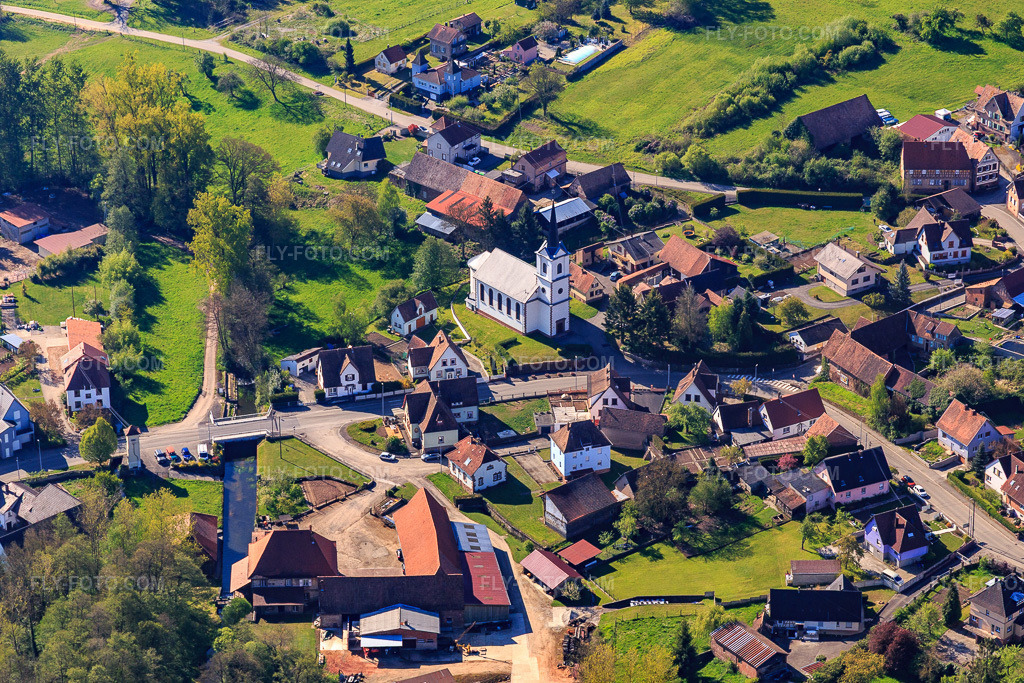 Aerial view: Church on the northern Zinsel in Gumbrechtshoffen in the state Bas-Rhin, France. – Photo: IMG_099492.jpg taken on 04/30/2017 by Werner Riehm/FLY-FOTO.com – Resolution of the original: 5186 x 3458 px