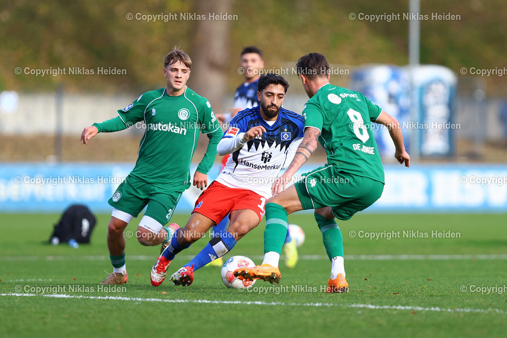 NH_HamburgerSV_FCGroningen_Testspiel_12112025 | #10 Immanuel Pherai (Hamburger SV), #8 Tika de Jonge (FC Groningen)Fußball I Herren I Freundschaftsspiel I Saison 2025-2026  I Hamburger SV - FC Groningen I 12.11.2025 I Trainingsplatz Volksparkstadion