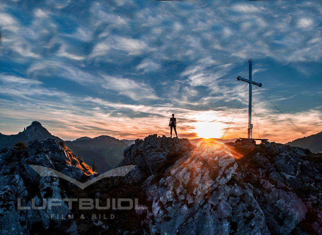 Auf dem Leonhardstein zum Sonnenuntergang; S1 | LuftBuidl Tegernsee - Realisiert mit Pictrs.com