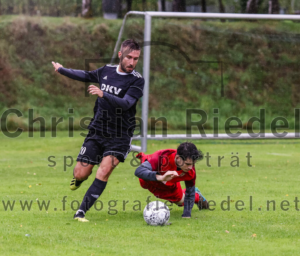 2023-08-27_041_TSV_Steinhoering_gegen_FC_Ebersberg | Steinhöring, Deutschland, 27.08.2023:
Fußball, Kreisklasse 2023 / 2024, 2. Spieltag, TSV Steinhöring gegen FC Ebersberg, Endergebnis: 2:0

Maximilian Mader (TSV Steinhöring, #10), Jan Müller (FC Ebersberg, #11)

Foto: Christian Riedel / fotografie-riedel.net