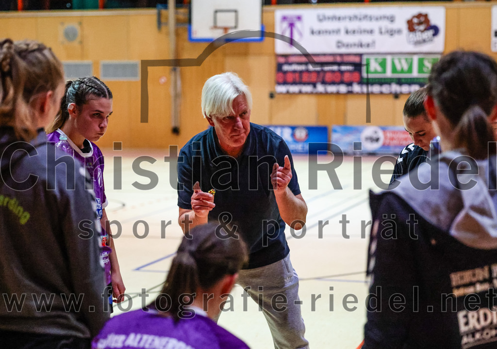 2023-11-04_083_SpVgg_Altenerding_gegen_TV_Altoetting | Erding, Deutschland, 04.11.2023:
Handball, Bezirksoberliga Frauen Altbayern 2023 / 2024, 6. Spieltag, SpVgg Altenerding gegen TV Altötting, Endergebnis: 28:26

Trainer Lutz Augner (SpVgg Altenerding)

Foto: Christian Riedel / fotografie-riedel.net
