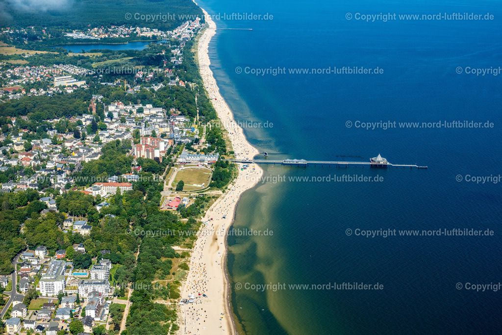 Heringsdorf_Kaiserbad_Usedom_ELS_7693100822 | SEEBAD AHLBECK 10.08.2022 Stadtansicht am Meeres-Küstenbereich der Ostsee in Seebad Ahlbeck Ortsteil Heringsdorf im Bundesland Mecklenburg-Vorpommern, Deutschland. Weiterführende Informationen bei: Gemeinde Ostseebad Heringsdorf. // City view on sea coastline of Baltic Sea in Seebad Heringsdorf in the state Mecklenburg - Western Pomerania, Germany. Further information at: Gemeinde Ostseebad Heringsdorf. Foto: Martin Elsen