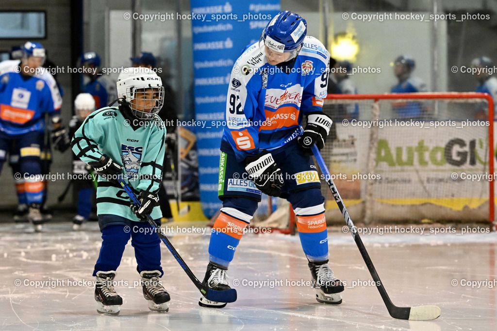 ESC Sparkasse Steindorf vs. LE Kings | Einlauf mit ESC Nachwuchs, #92 Ratz Patrick ESC Steindorf, ESC Sparkasse Steindorf vs. LE Kings, ESC Sparkasse Steindorf vs. LE Kings am 01.11.2025 in Steindorf (Ossiachersee Halle), Austria, (Photo by Bernd Stefan)