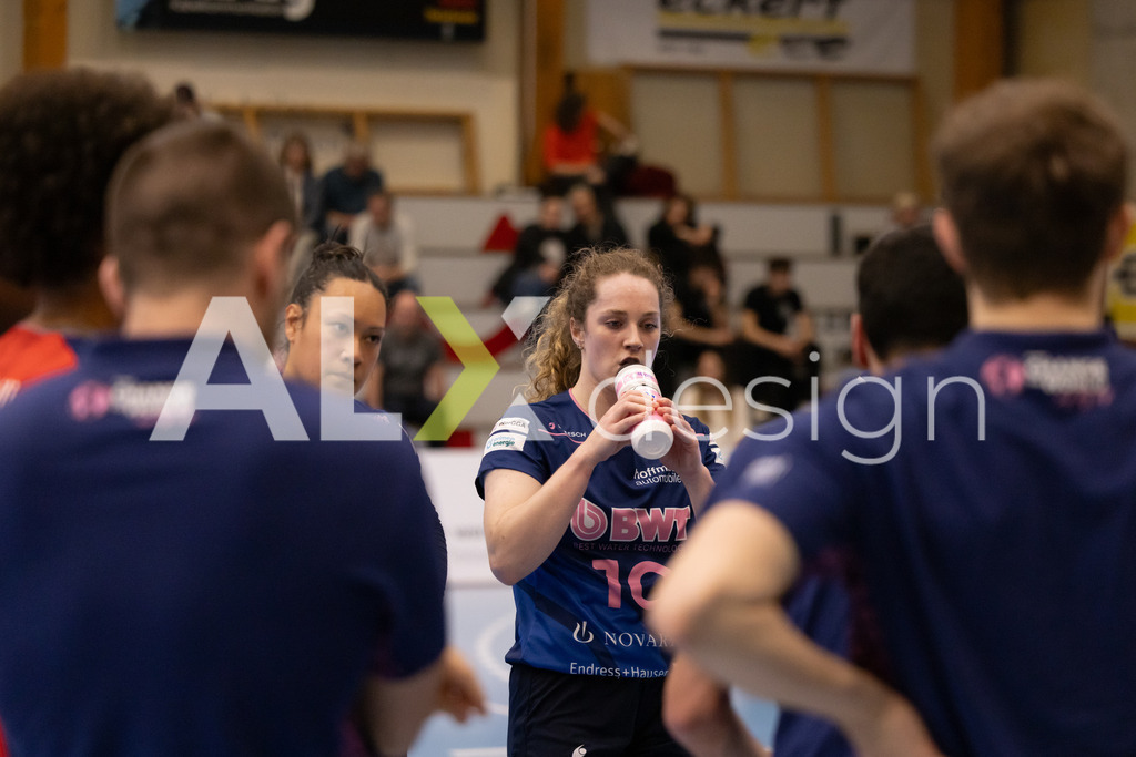 Volleyball I Frauen I Saison 2025-2026 I Volleyball NLA | Women I 1/2 Finals I  VC Kanti Schaffhausen - Sm'Aesch Pfeffingen I 07.03.2026 | 10 Jillian Gillen (USA) (Sm'Aesch Pfeffingen) – Außenangriff - Realisiert mit Pictrs.com
