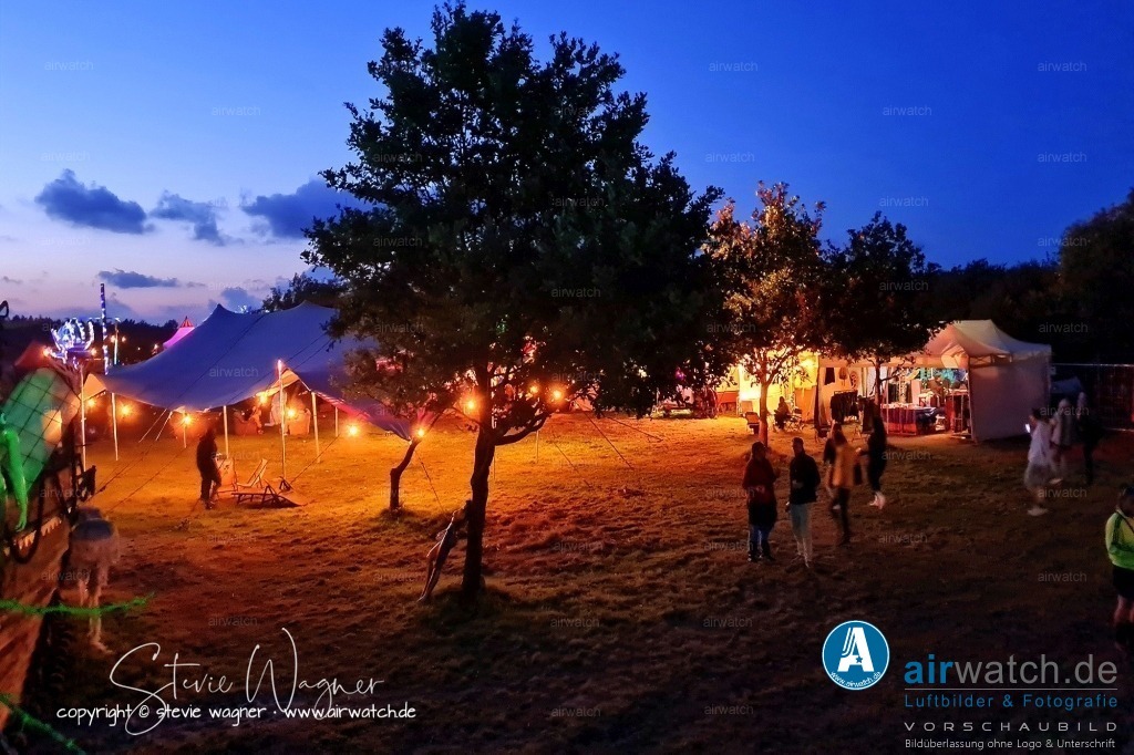 Bachblyten® Festival 2023 | Entdecken Sie atemberaubende Luftbilder und Fotografien auf airwatch.de - Tauchen Sie ein in eine Welt voller faszinierender Aufnahmen aus der Vogelperspektive.