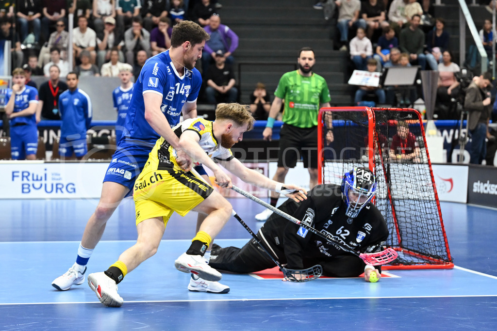 Zug United - HC Rychenberg - 25. April 2026 | Nils Schälin (#62 Zug United) und Raphael Neidhart (#14 Zug United) verhindern den Abschluss von Noah Püntener (#19 HC Rychenberg Winterthur) am L-UPL Superfinal-Spiel zwischen Zug United und HC Rychenberg am 25. April 2026 in der BCF Arena, Fribourg, Schweiz.Bild: Sportfotografie Markus Aeschimann | www.markus-aeschimann.ch - Realisiert mit Pictrs.com