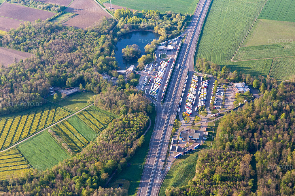 Luftbild: Autobahn-Tank & Rast Raststätte Mahlberg der BAB A5 in Mahlberg im Bundesland Baden-Württemberg in Deutschland. Foto: IMG_126596.jpg vom 25.04.2021 durch Werner Riehm/FLY-FOTO.de
