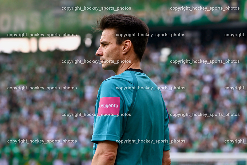 SK Puntigamer Sturm vs. SK Rapid Wien Siegerehrung, Impressionen | Roland Brandner Referee, SK Puntigamer Sturm vs. SK Rapid Wien Siegerehrung, Impressionen, SK Puntigamer Sturm vs. SK Rapid Wien Siegerehrung, Impressionen am 01.05.2024 in Klagenfurt (Wörthersee Stadion ), Austria, (Photo by Bernd Stefan)