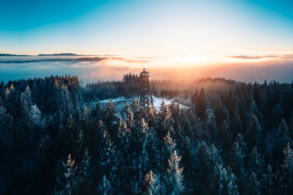 Hünersedel bei Freiamt | Der Aussichtsturm auf dem Hünersedel bei Freiamt über dem Nebelmeer - Realisiert mit Pictrs.com