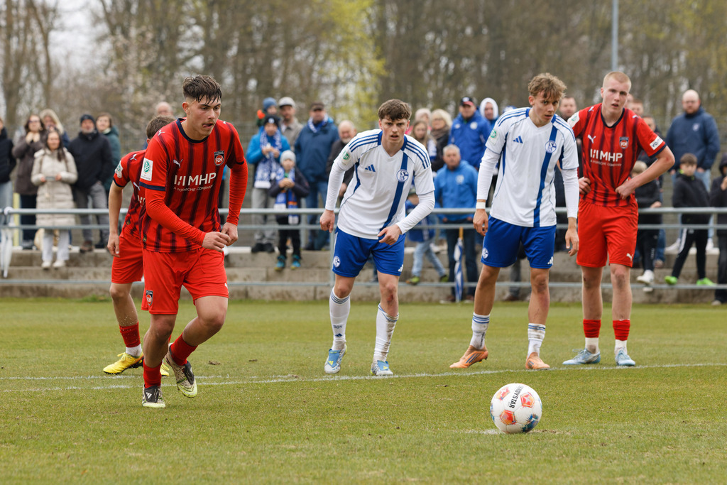 20260412-FCHS04_075 | 1.FC Heidenheim 1846 vs. FC Schalke 04, Fußball, U19, A-Junioren, NWL, U19-DFB-Nachwusliga, 2025/2026, 8. Spieltag, 12.04.2026 in Heidenheim, Walter-Birkhold-Jugendstadion (Foto: Michael Bulling) - Realisiert mit Pictrs.com
