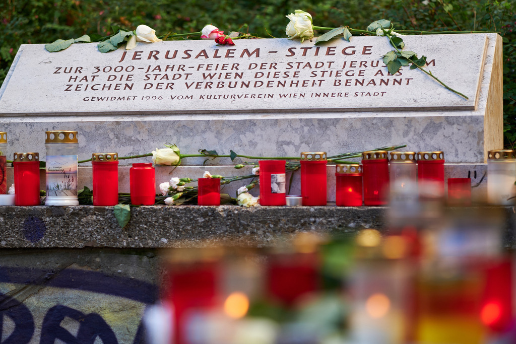 verschiedene aufgestellte Kerzen an der Jerusalemstiege | Wien, Austria - November 06, 2020: Gedenken an den Terroranschlag vom 02.11.2020, verschiedene aufgestellte Kerzen an der Jerusalemstiege. - Realisiert mit Pictrs.com