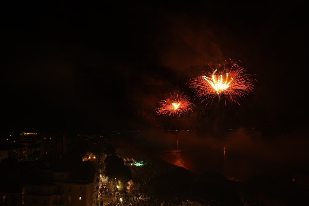 Ferragosto Fireworks in Grado, Italy | GRADO, ITALY, 15.AUG.26 - FIREWORKS - Ferragosto fireworks over the Adriatic Sea in Grado, Italy. Colorful fireworks light up the night sky above the beach, coastline and waterfront during the traditional summer celebration. - Realisiert mit Pictrs.com