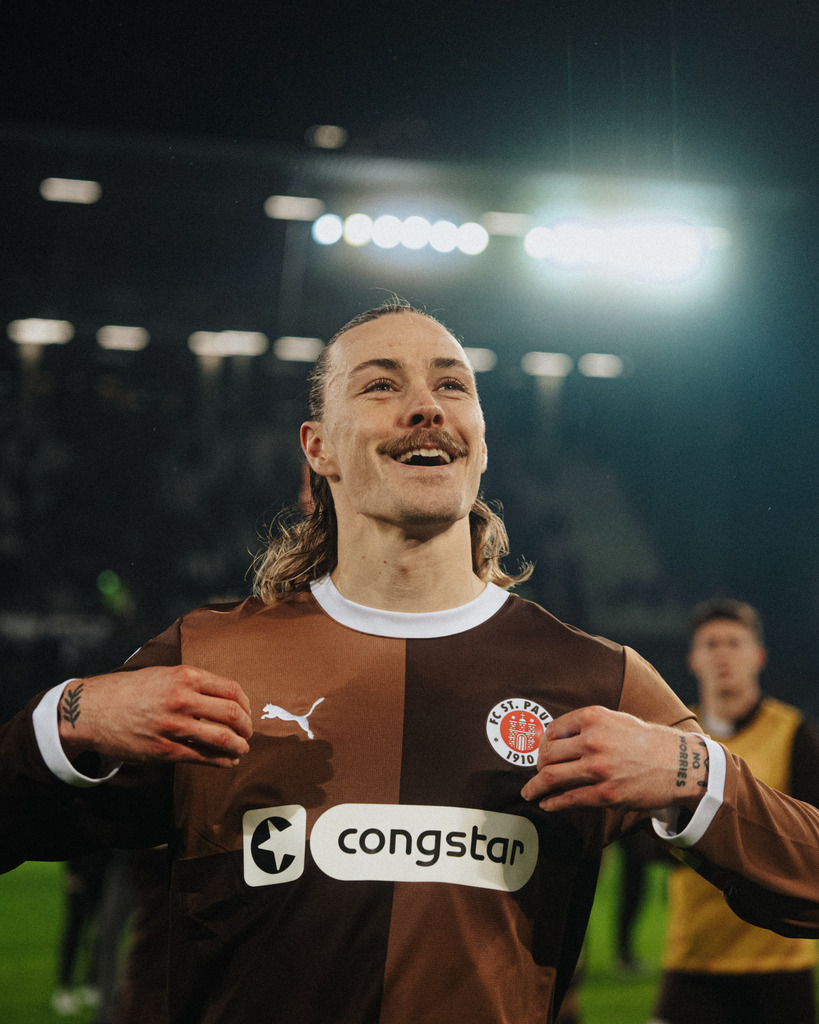 FCS04233 | Der offizielle Shop für FC St. Pauli Fotos. Wähle aus Spielszenen & Fanmomenten dein FCSP Wunschformat. Wir liefern Millerntor-Atmosphäre.