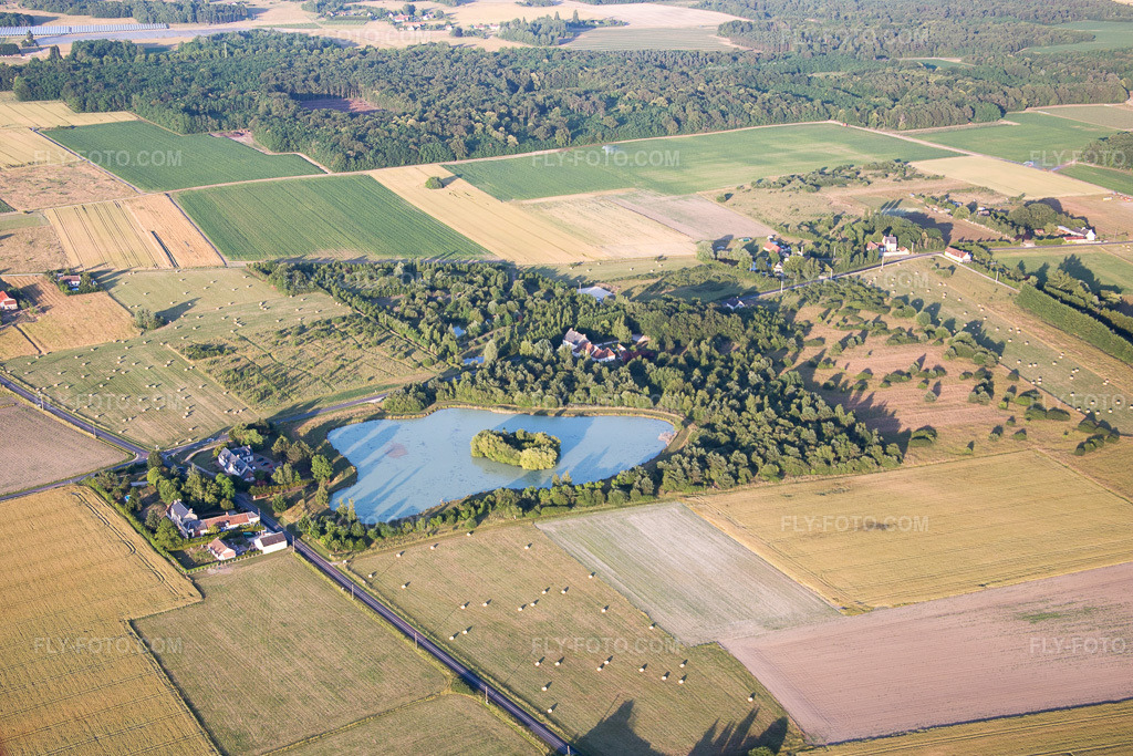 Aerial view: View of the town in Cormeray in the state Loir et Cher, France. – Photo: IMG_081282.jpg taken on 06/19/2015 by Werner Riehm/FLY-FOTO.com – Resolution of the original: 4941 x 3294 px
