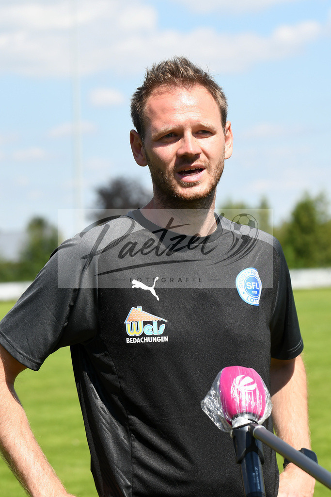 TRASFL20200713_0028 | Fussball, Herren: Co-Trainer Andy Steinmann (SF Lotte) im Interview bei SAT1 bei der Trainingseinheit von SF Lotte im Sportpark am Lotter Kreuz am 13.07.2020 in Lotte, Deutschland. - Realisiert mit Pictrs.com