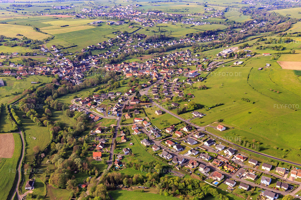Luftbild: Ortsansicht aus Norden in Achen im Bundesland Moselle in Frankreich. – Foto: IMG_140684.jpg vom 01.05.2024 durch Werner Riehm/FLY-FOTO.de – Auflösung des Originals: 5382 x 3588 px