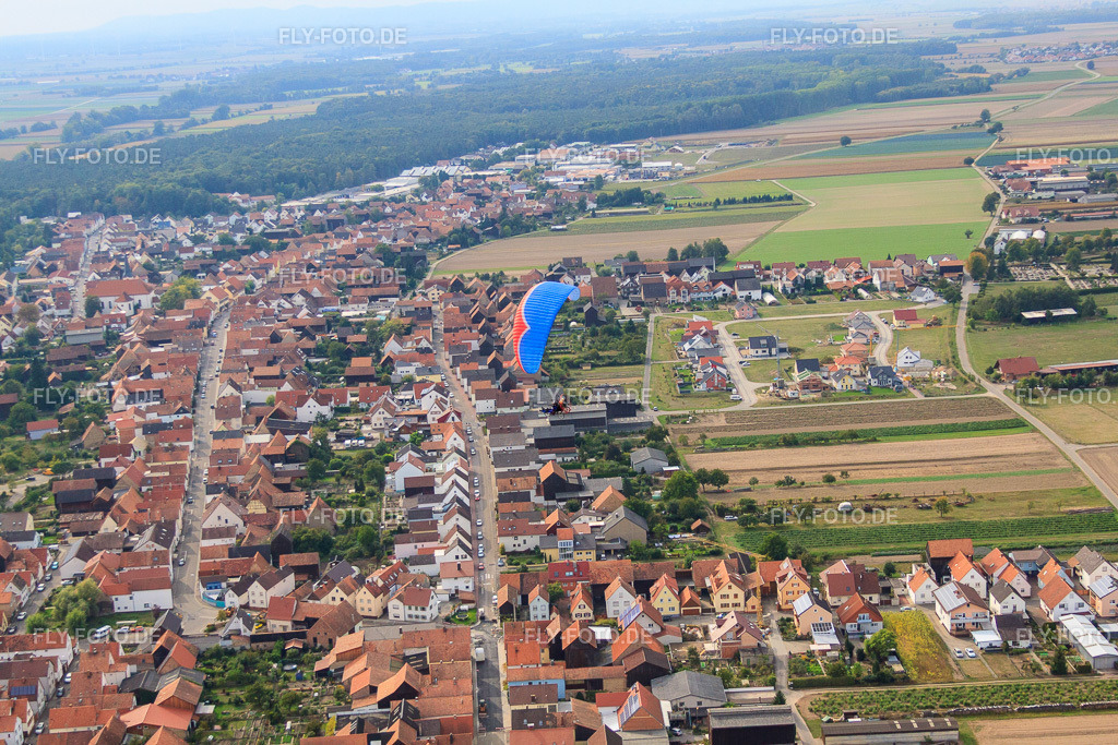 Paragleiter über der Luitpoldstr | Luftbild: Paragleiter über der Luitpoldstr in Hatzenbühl im Bundesland Rheinland-Pfalz in Deutschland. Foto: IMG_53239.jpg vom 23.09.2012 durch Werner Riehm/FLY-FOTO.de - Realisiert mit Pictrs.com