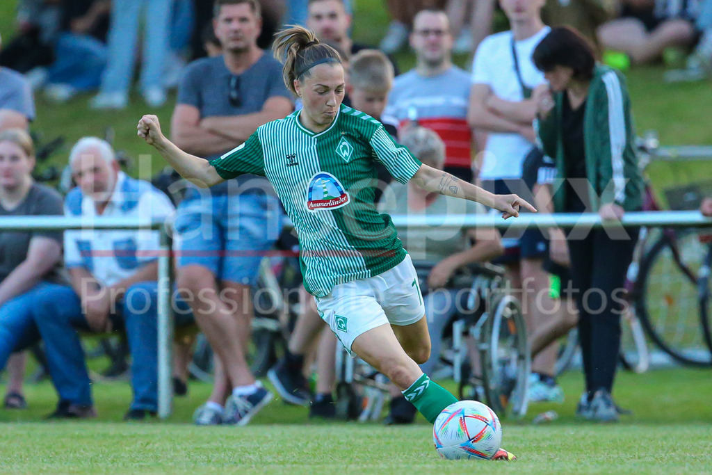 Fussball, Testspiel Frauen, FC Geestland - SV Werder Bremen | v.li.: Lisa Josten (SV Werder Bremen, 7) Freisteller, Einzelbild, Ganzkörper, Aktion, Action, Spielszene