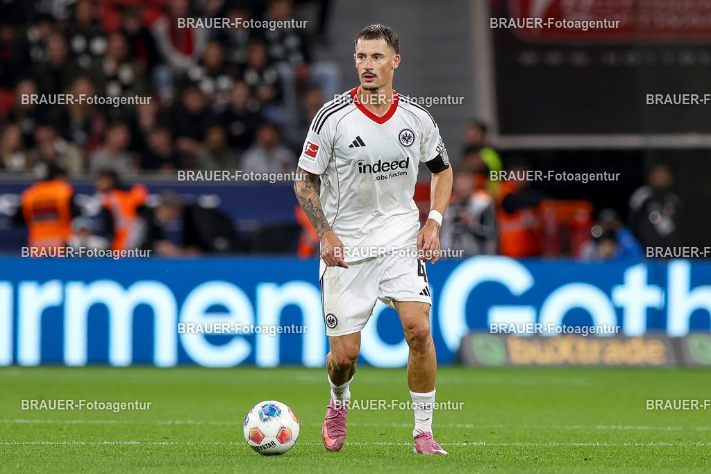 Bayer 04 Leverkusen vs Eintracht Frankfurt - Bundesliga  | Leverkusen, Deutschland, 12.09.25:   Robin Koch (Eintracht Frankfurt) in Aktion am Ball, Einzelaktion waehrend des Spiels der Bundesliga zwischen  Bayer 04 Leverkusen vs Eintracht Frankfurt in der BayArena(Foto von Brauer-Fotoagentur / Adrian Schlueter)