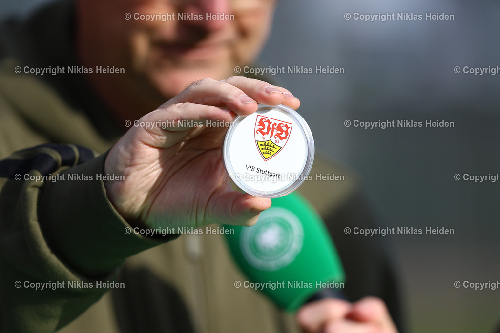 NH_HamburgerSVU19_SVWerderBremenU19_DFBNachwuchsliga_18102025 | Die Loskugel der VfB Stuttgart U19 für den Junioren DFB-Pokal.Fußball I Junioren I U19 DFB-Nachwuchsliga Vorrunde Gruppe A I Saison 2025-2026 I 8. Spieltag I Hamburger SV U19 - SV Werder Bremen U19 I 18.10.2025 I Trainingsplatz Volksparkstadion
