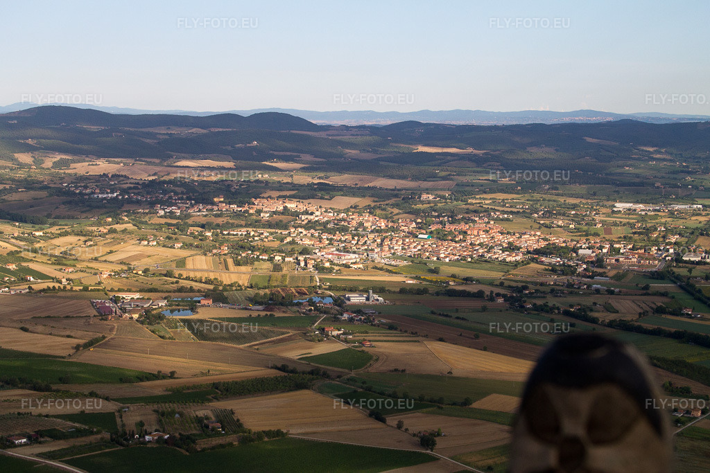 Vue aérienne: Vue de la ville à Abbadia di Montepulciano dans le département Ombrie, Italie. Photo: IMG_43426.jpg prise le 25/07/2011 par Werner Riehm/FLY-FOTO.eu – Résolution de l'original: 4272 x 2848 px