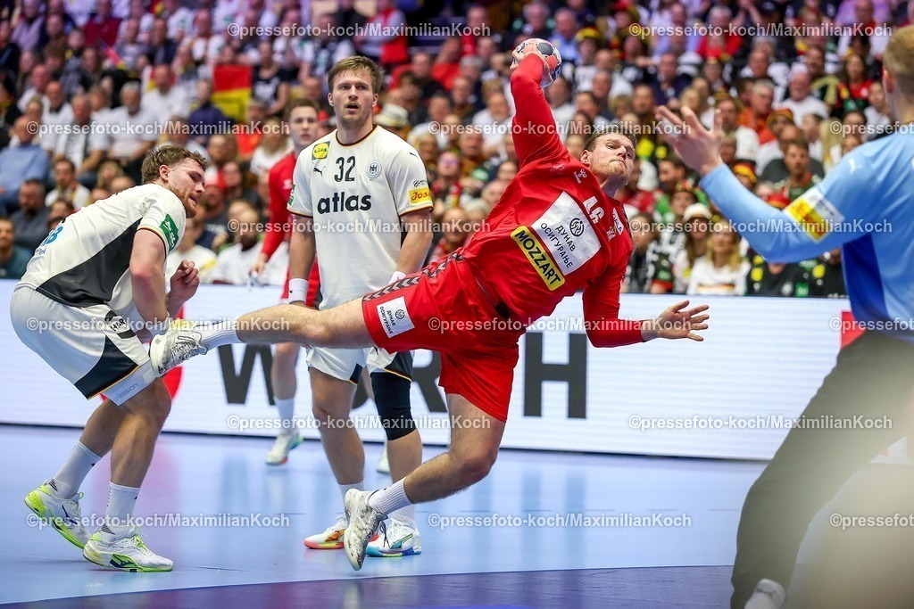 EHF17012602024 | 17.01.2026, Handball, Men's EHF EURO 2026, Deutschland - Serbien, Jyske Bank Boxen in Herning, Dänemark, Preliminary Round:  Dragan Pechmalbec (Serbien #46) im Zweikampf gegen   Johannes Golla (Germany #04)  Franz Semper (Germany #32) 