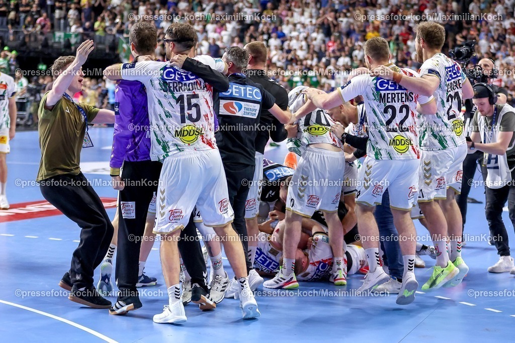 KoeEHF14062502095 | 14.06.2025, Handball, Halbfinale TruckScout24 EHF FINAL4, LANXESS arena Köln, FC Barcelona - SC Magdeburg: Abschlussjubel der Magdeburger nach dem SIeg und dem Einzug ins Finale