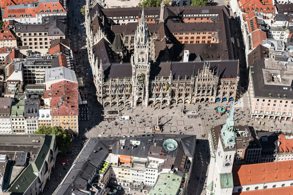 dr__dsc9117.jpg | MüNCHEN 07.05.2018 Platz- Ensemble Marienplatz am Rathaus im Innenstadt- Zentrum in München im Bundesland Bayern, Deutschland. // Ensemble space Marienplatz on Town Hall in the inner city center in Munich in the state Bavaria, Germany. Foto: Daniel Reiter