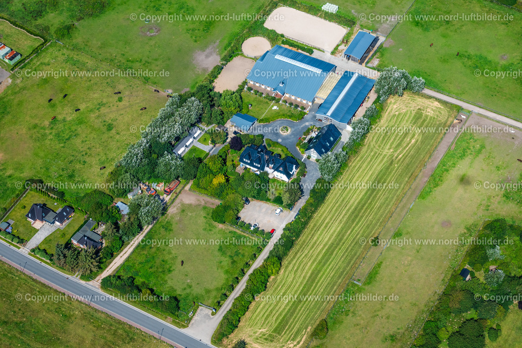 Sylt_Braderup_Petersen_Stephanie_Tierärztin_Gestüt_Sölring_ELS_9373130825 | WENNINGSTEDT-BRADERUP (SYLT) 21.06.2025 Gebäude des Reitstall und Reiterhof " Sölring " an der Straße Terp Wai in Wenningstedt-Braderup (Sylt) auf der Insel Sylt im Bundesland Schleswig-Holstein, Deutschland. Weiterführende Informationen bei: STEPHANIE PETERSEN Tierärztin / Gestüt Gut Söl'ring. // Building of stables " Soelring " on street Terp Wai in Wenningstedt-Braderup (Sylt) on the island of Sylt in the state Schleswig-Holstein, Germany. Further information at: STEPHANIE PETERSEN Tieraerztin / Gestuet Gut Soel'ring. Foto: Martin Elsen