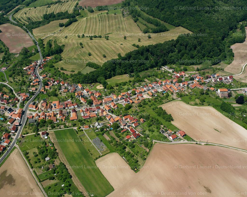 2634301 | WINTZINGERODE 09.06.2006 Stadtansicht vom Stadtrand angrenzend an landwirtschaftliche Feldern  in Wintzingerode im Bundesland Thüringen, Deutschland // City view from the outskirts with adjacent agricultural fields  in Wintzingerode in the state Thuringia, Germany Foto: Gerhard Launer