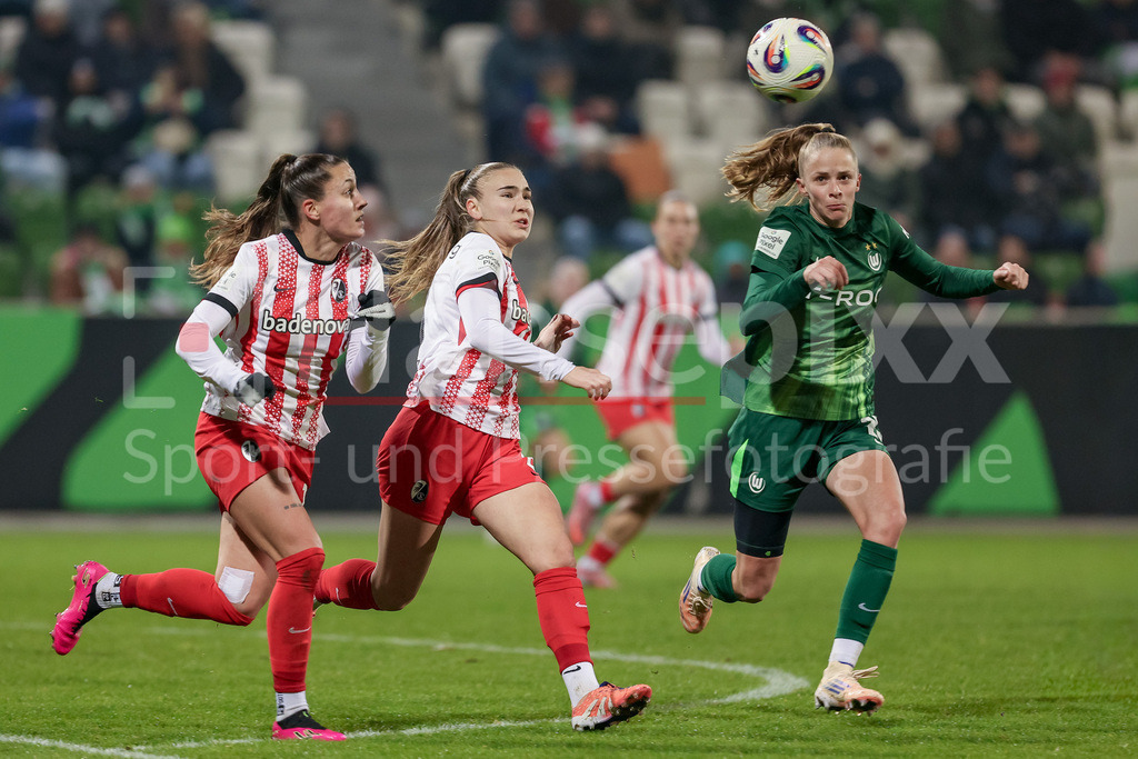 Fussball, Google Pixel Frauen-Bundesliga, VfL Wolfsburg - SC Freiburg | v.li.: Selina Vobian (SC Freiburg, 10), Alena Bienz (SC Freiburg, 8) und Vivien Endemann (VfL Wolfsburg, 25) im Zweikampf, Duell, Dynamik, Aktion, Action, Spielszene, DIE DFB-RICHTLINIEN UNTERSAGEN JEGLICHE NUTZUNG VON FOTOS ALS SEQUENZBILDER UND/ODER VIDEOÄHNLICHE FOTOSTRECKEN. DFB REGULATIONS PROHIBIT ANY USE OF PHOTOGRAPHS AS IMAGE SEQUENCES AND/OR QUASI-VIDEO.