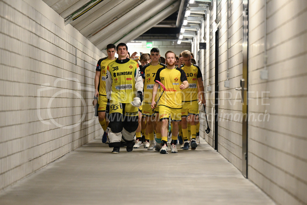 HC Rychenberg vs Floorball Köniz - 18. Dezember 2022 | HC Rychenberg vs Floorball Köniz
AXA Arena, Winterthur
Die HCR-Spieler, hier Luca Locher (#38 HC Rychenberg), Levin Conrad (#7 HC Rychenberg), Noah Püntener (#19 HC Rychenberg) und Markus Lindgjerdet (#10 HC Rychenberg) kommen aus der Garderobe.
Bild: Sportfotografie Markus Aeschimann | www.markus-aeschimann.ch - Realisiert mit Pictrs.com
