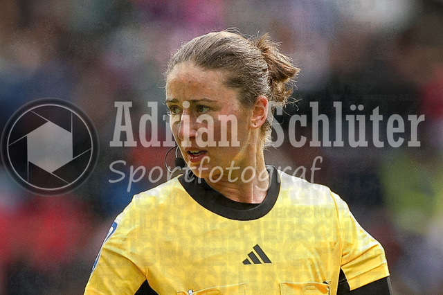 14.05.2026, GER, Fussball, Frauen, DFB-Pokal, Finale, Saison 2025/2026, VfL Wolfsburg - FC Bayern München | Schiedsrichterin Franziska Wildfeuer schaut